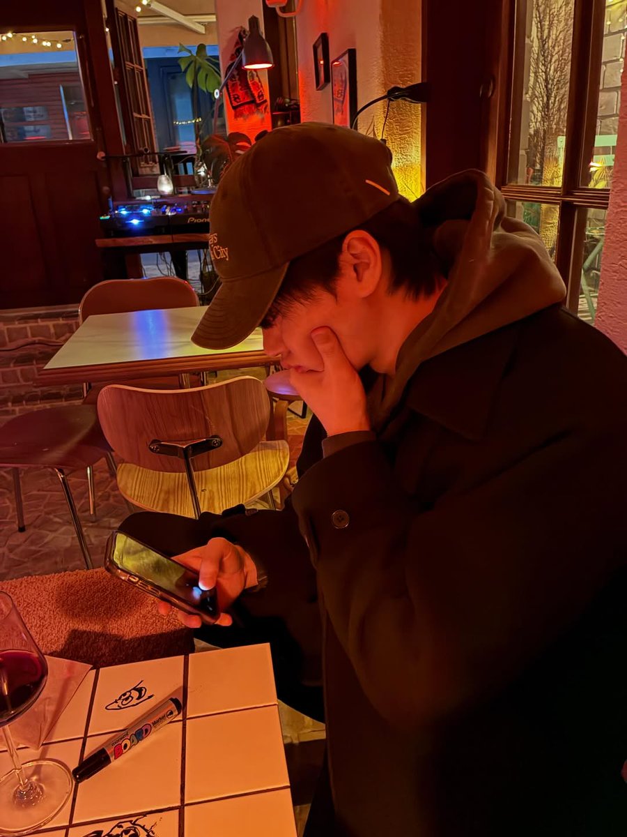 bobbyraniqa's tweet photo. 한잔만 마셔도 빨개지는 뚱이 https://t.co/oSxhLJPyGY