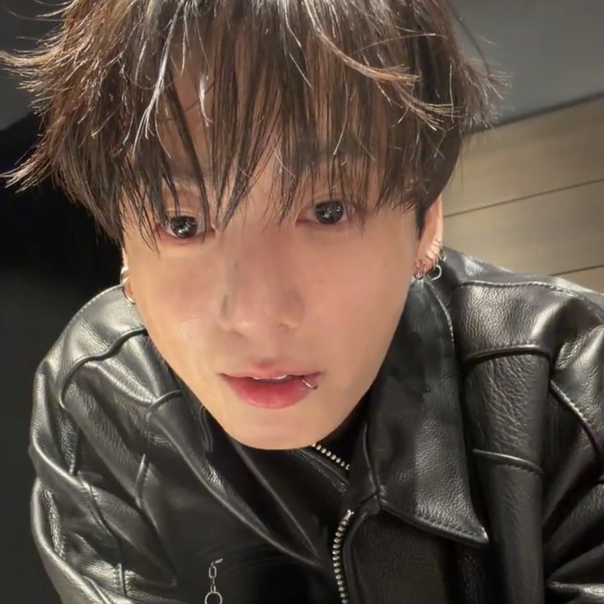 JeonJungkook_BR's tweet photo. “O público está satisfeito… mas a polêmica é alimentada pela mídia? 

Se mostrar um lado mais autêntico aos fãs é motivo de tanta crítica, quem se sentirá à vontade para fazer lives no futuro? Será que até mesmo essas transmissões precisarão seguir roteiros rígidos e imagens cuidadosamente construídas?

A crítica também aponta para a visão desigual da mídia, que exige extremo cuidado moral de artistas, mas nem sempre trata com o mesmo rigor o comportamento de políticos em cargos públicos.”

— Artigo expõe o papel da mídia na cobertura excessiva e sensacionalista da live de Jungkook, o que estaria ampliando o caso. Leia os principais trechos ↓
