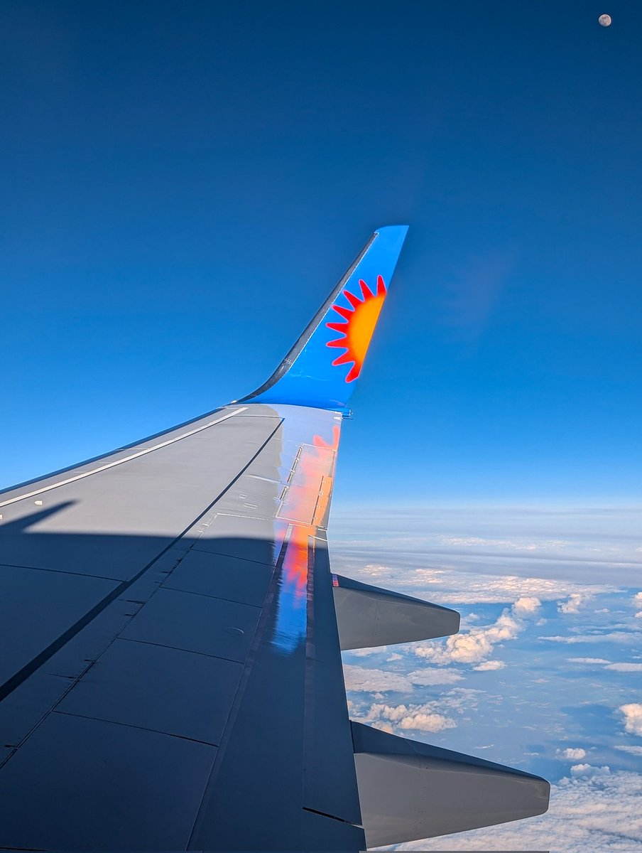 Ianpb1987's tweet photo. Nothing beats a #Jet2WindowSeat in the Cruise back to Birmingham from Geneva with a view of the moon as we soar high above the clouds. @jet2tweets #Jet2View #Jet2Holidays https://t.co/bwKfVbbq7v