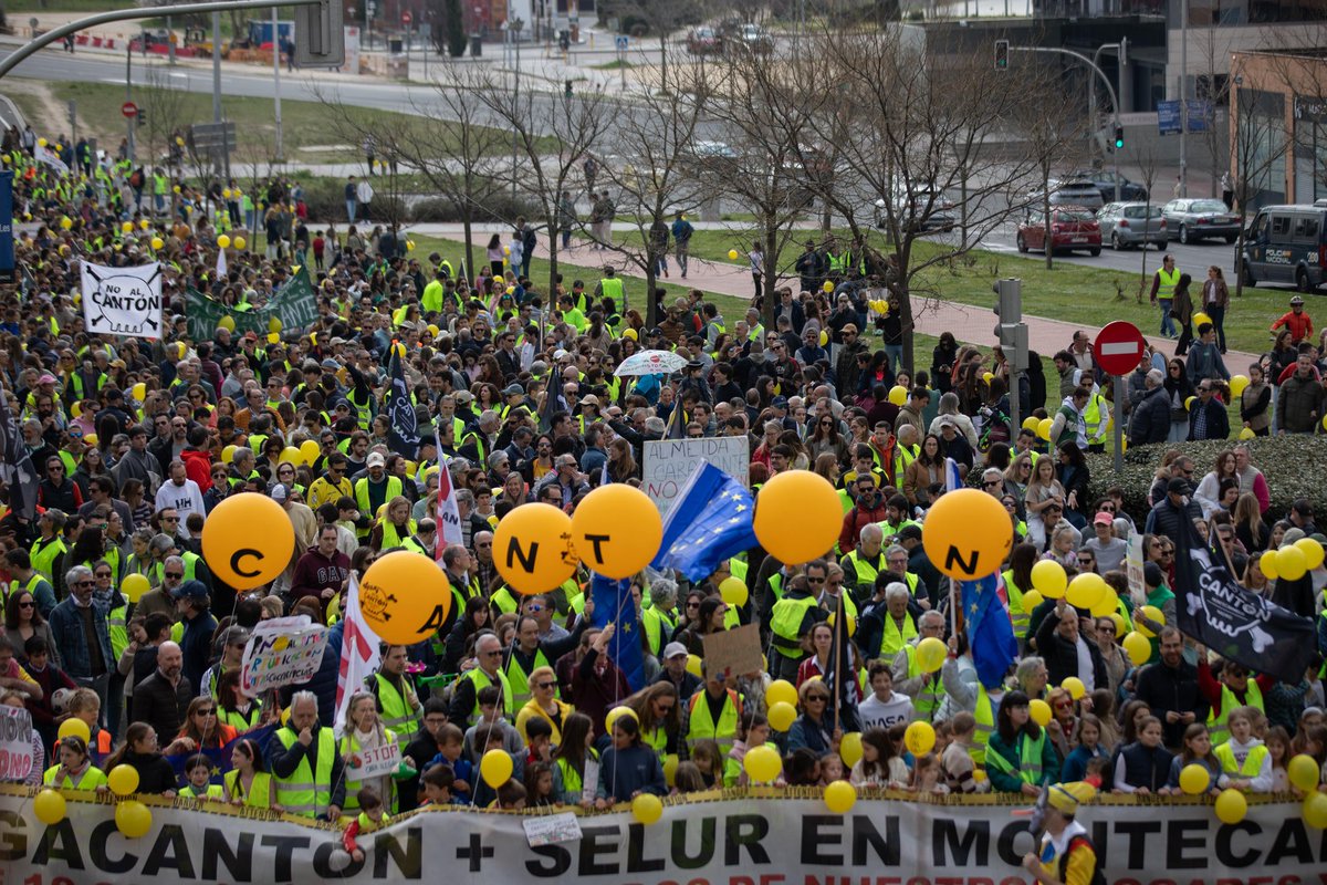 nomegacanton's tweet photo. ¿"Algunos vecinos" están en contra del #megacantón de #montecarmelo de @AlmeidaPP_ y @bcarabante? ¿Cuántas manifestaciones multitudinarias necesita el @ppopular para reclamarles que reubiquen esta #megainstalación industrial lejos de coles, guardería y viviendas? #StopObraIlegal https://t.co/FTYEeUDtRY