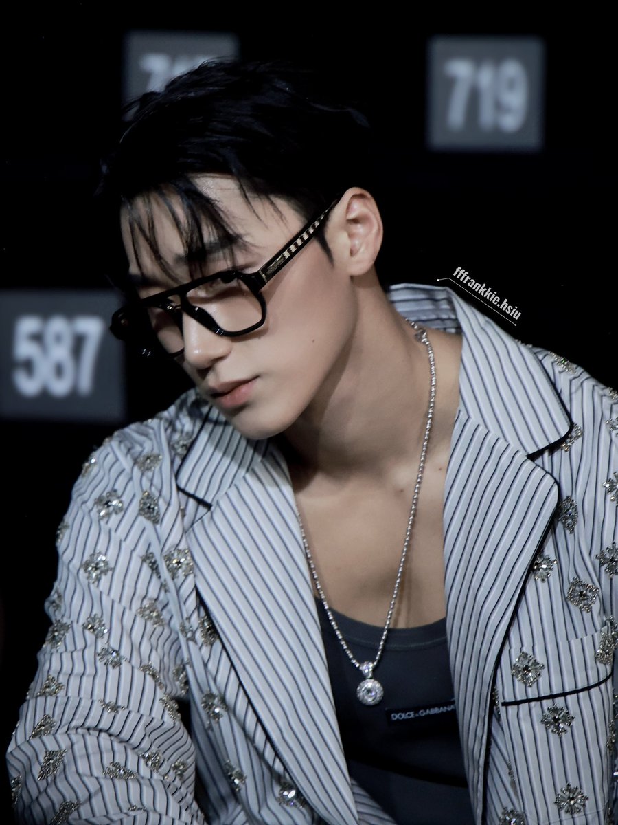 fffrankkieHsiu's tweet photo. 260228 D&amp;G

“Just want you to know
You're my sunshine in the sky
I will be waiting for you, babe…”

#DGxSAN #DGFW26 #DOLCEGABBANA
#최산 #산  #CHOISAN #SAN #에이티즈 #ATEEZ https://t.co/M0Y6YVRI88