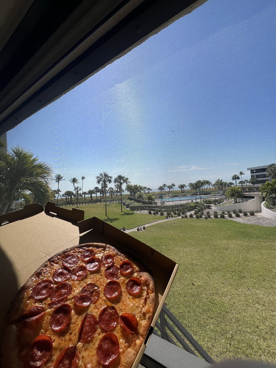 FridayNightPies's tweet photo. God forbid a brotha have a little motion! #FridayNightPies #PieLife https://t.co/XuGpaNeZMS