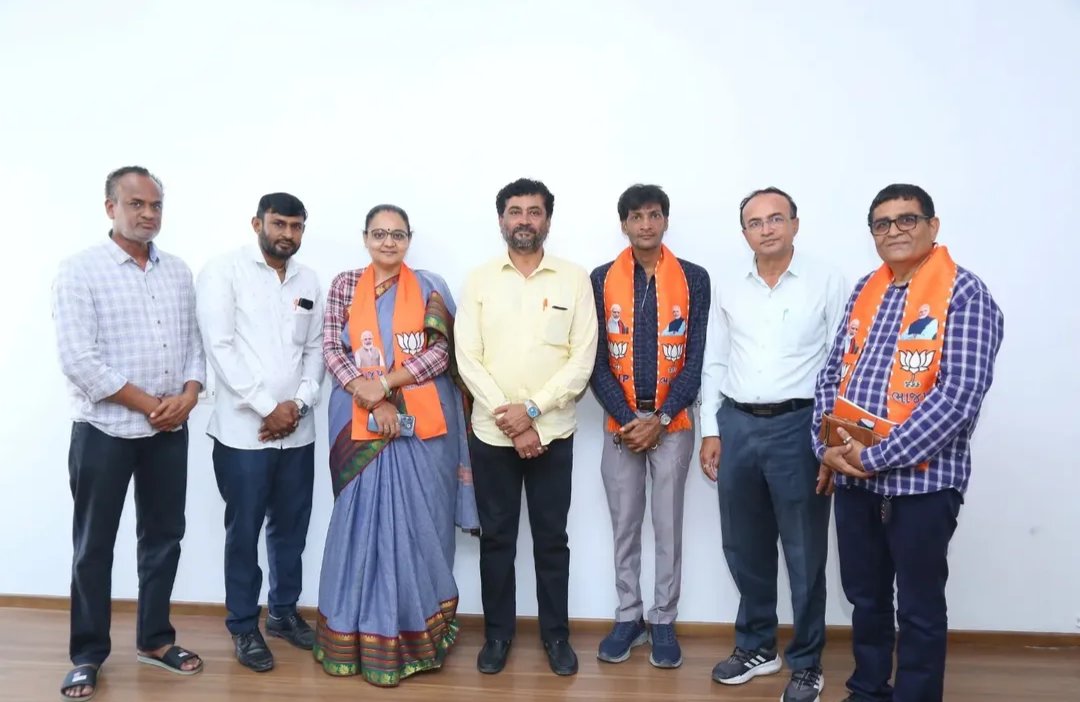 AshokSabhadiya's tweet photo. B jp surat Bhartiya Janata party nava sagthan na   hodedao ni mulakat 🤝 https://t.co/QC09JCa1KD