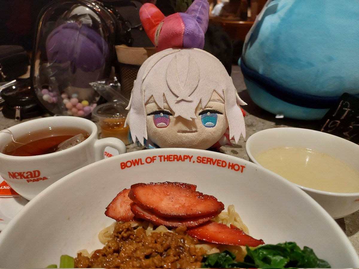 °/\/\°
    🎩
    🍜