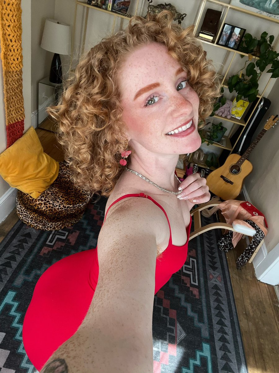 LaHobbs's tweet photo. 1,2,or3 🍓I’m still wearing the hill can you tell ? https://t.co/XDa29nI1bQ