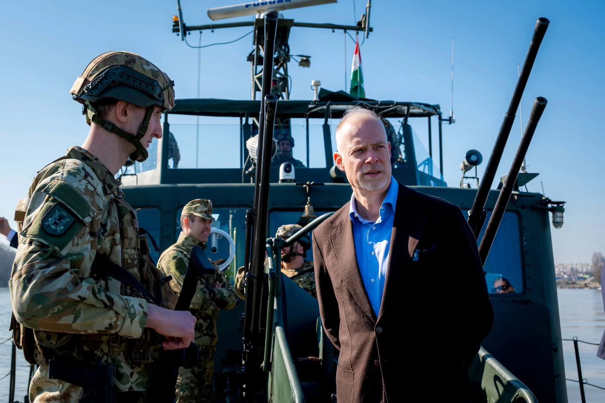 Wojsko pilnuje obiektów, które wg Viktora Orbána może zaatakować Ukraina. Wszystko pod przedwyborczy spektakl bądź intro pod stan wyjątkowy i odwleczenie wyborów. 
Tu elektrownia w Paks przy Dunaju.
Rola główna, współpracujący do 2022 z Rosjanami szef MON.
#Węgry
#kropka_hu