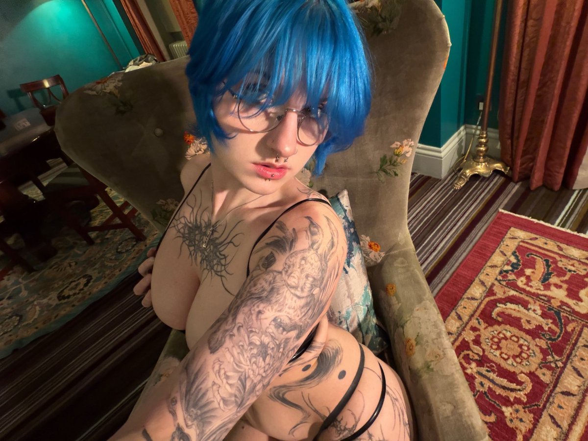 lyracr0w0's tweet photo. oh hi there… have a seat. https://t.co/HXFN3mZlU9