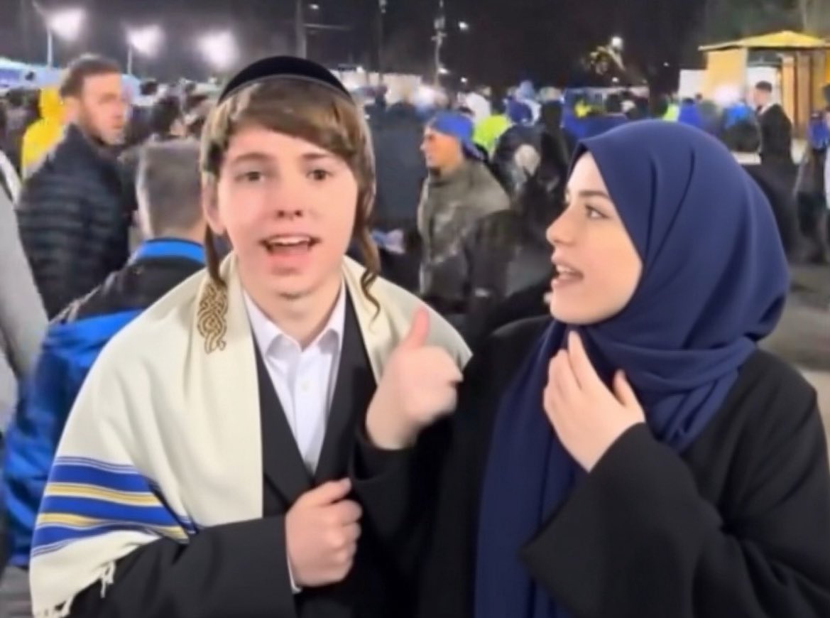 - Ali Jamenei Morite a la mierda, Mutakhalif de mierda 

- ¿¡MUTAKHALIF!?