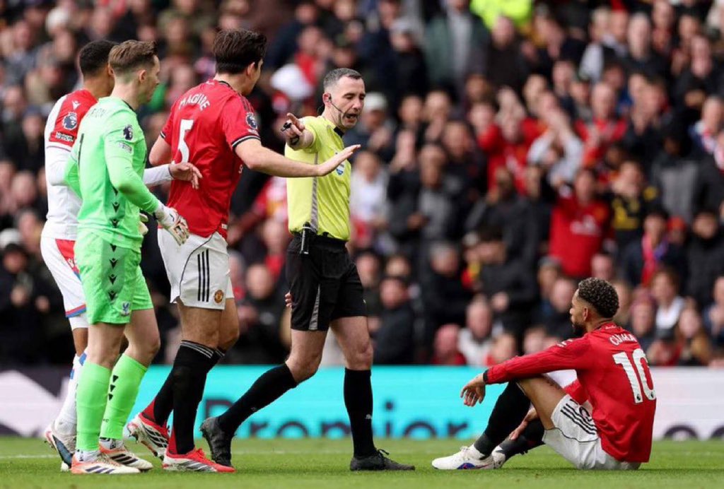 🚨🗣️ Bruno Fernandes: “The referee told me IMMEDIATELY that there was a penalty, but he was trying to decide whether a RED card should be given.” #MUFC
