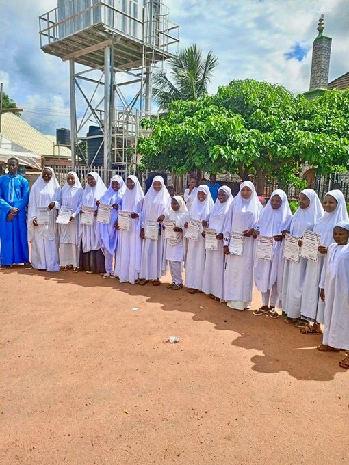 ana_herleemerh's tweet photo. Celebration all over the Igbo land as over 50 young boys and girls Igbo Muslims from Enugu State graduated in Quranic studies.

May Allah bless you with wisdom, guidance, and success in ur future endeavors. May the knowledge you've gained from the Qur'an shape you into a beacon of light and a servant of humanity. Ameen thumma Ameen.