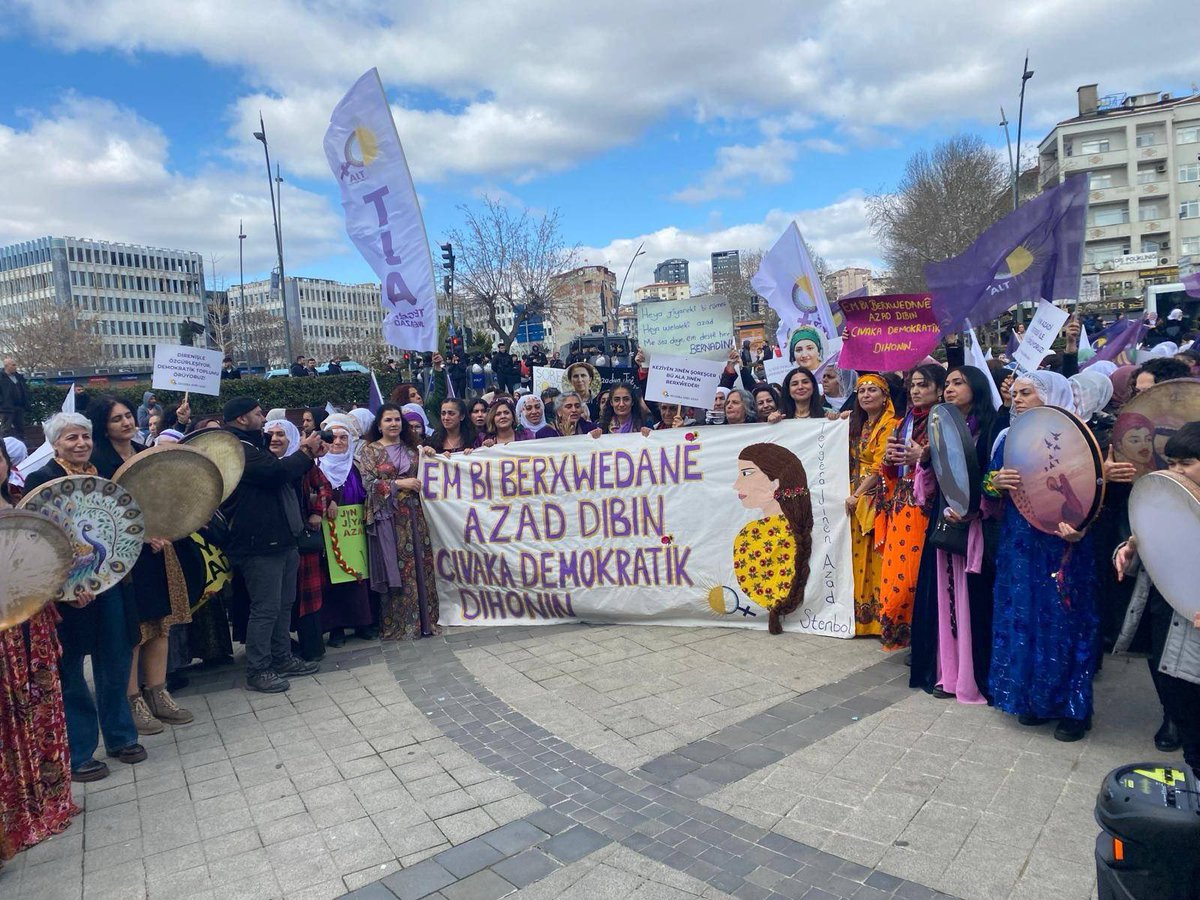 DBPistanbul's tweet photo. DBP Marmara Kadın Komisyonu olarak 8 Mart Dünya Kadınlar Günü etkinlikleri kapsamında, TJA tarafından düzenlenen “Direnişle özgürleşiyor, demokratik toplumu örüyoruz” şiarıyla İstanbul Kartal’da bulunan Neyzen Tevfik Meydanı’nda gerçekleştirilen buluşmadaydık.

Jin, Jîyan, Azadî! https://t.co/D8JQBsXVVo
