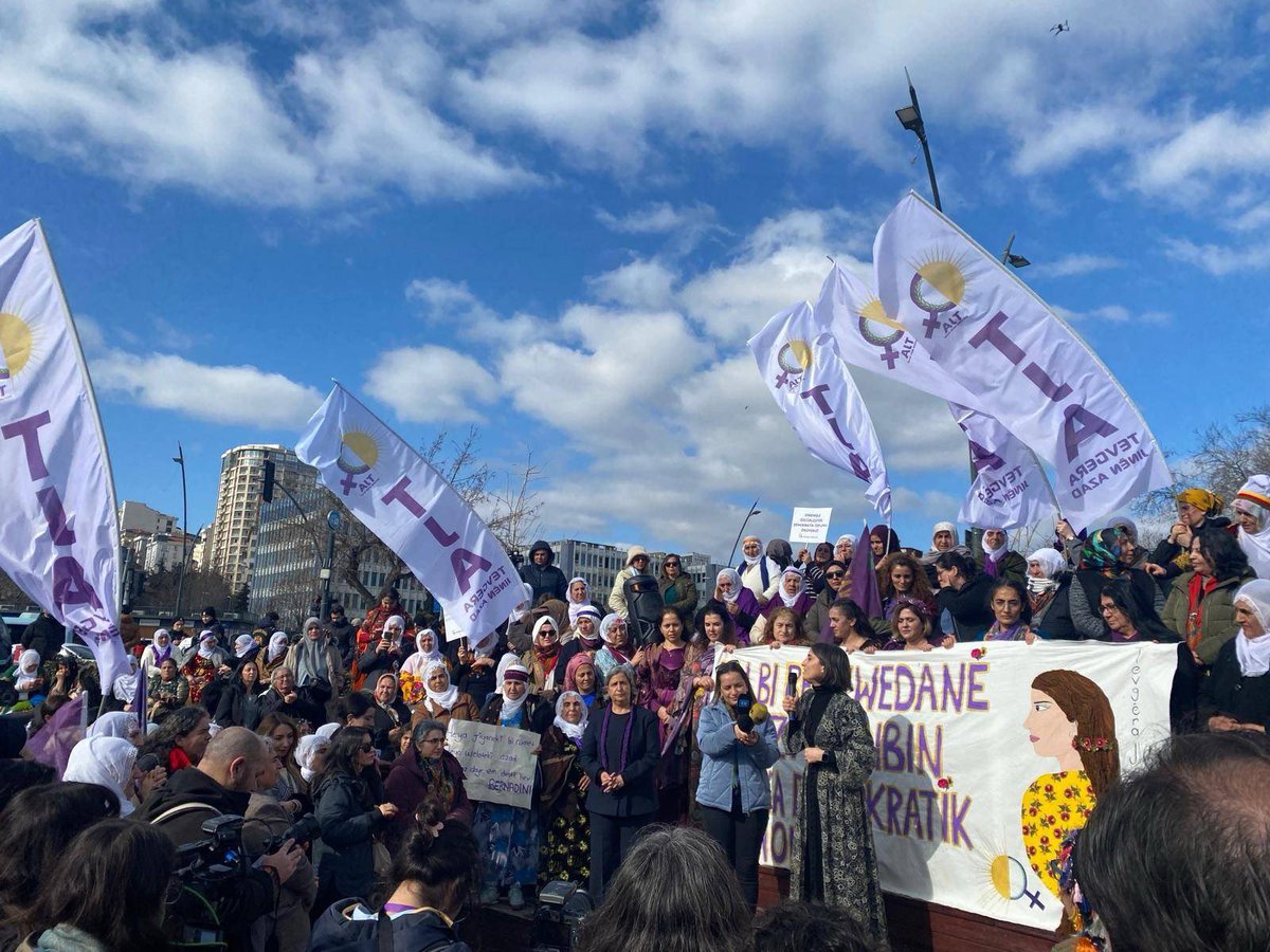 DBPistanbul's tweet photo. DBP Marmara Kadın Komisyonu olarak 8 Mart Dünya Kadınlar Günü etkinlikleri kapsamında, TJA tarafından düzenlenen “Direnişle özgürleşiyor, demokratik toplumu örüyoruz” şiarıyla İstanbul Kartal’da bulunan Neyzen Tevfik Meydanı’nda gerçekleştirilen buluşmadaydık.

Jin, Jîyan, Azadî! https://t.co/D8JQBsXVVo