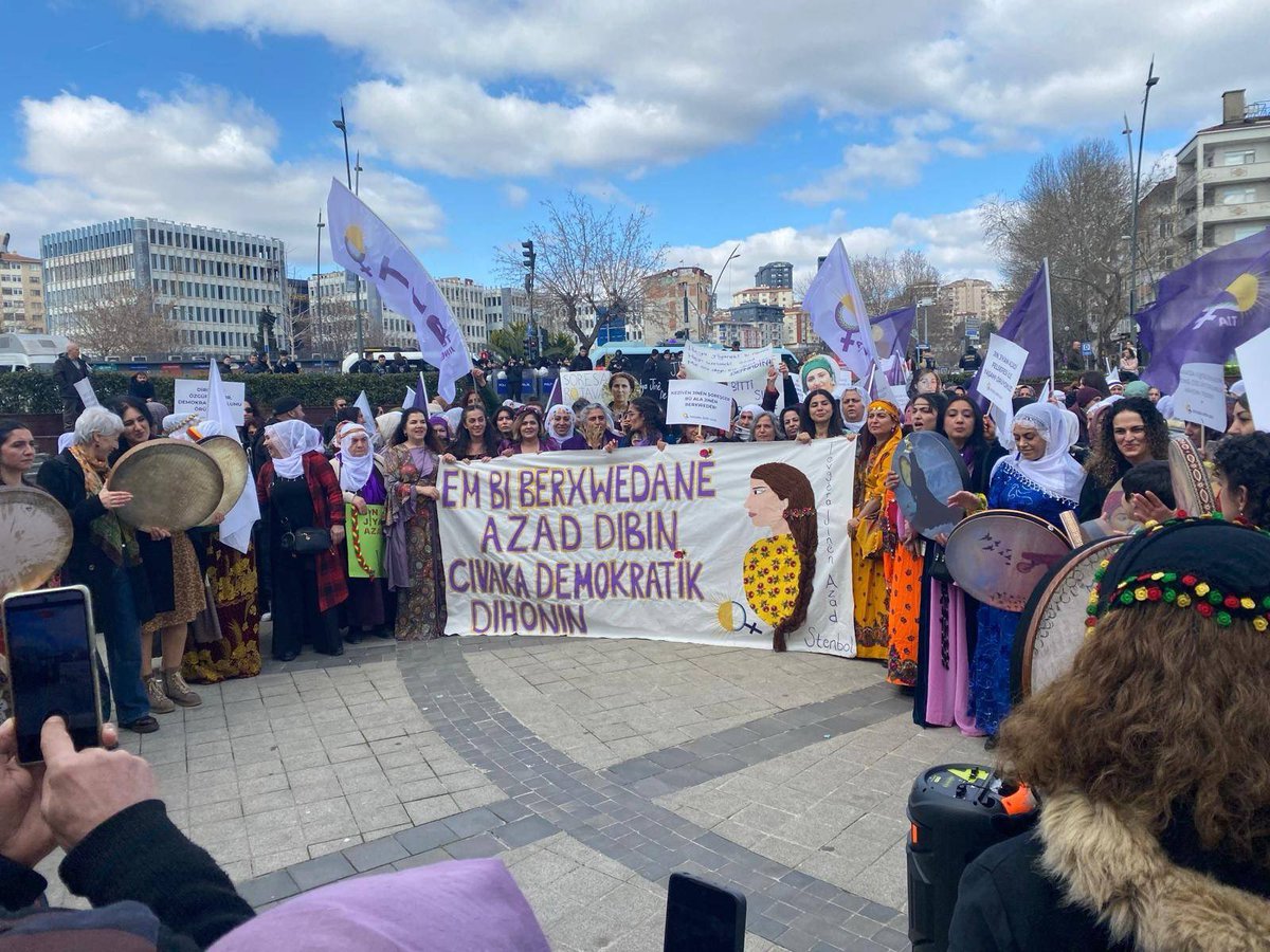 DBPistanbul's tweet photo. DBP Marmara Kadın Komisyonu olarak 8 Mart Dünya Kadınlar Günü etkinlikleri kapsamında, TJA tarafından düzenlenen “Direnişle özgürleşiyor, demokratik toplumu örüyoruz” şiarıyla İstanbul Kartal’da bulunan Neyzen Tevfik Meydanı’nda gerçekleştirilen buluşmadaydık.

Jin, Jîyan, Azadî! https://t.co/D8JQBsXVVo