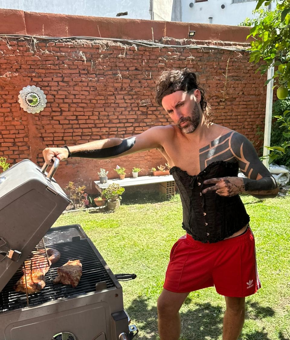 juanofalcone's tweet photo. Si tu sobrina te quiere poner un corset mientras haces asado te lo pones corta https://t.co/kd1tcIf7M5