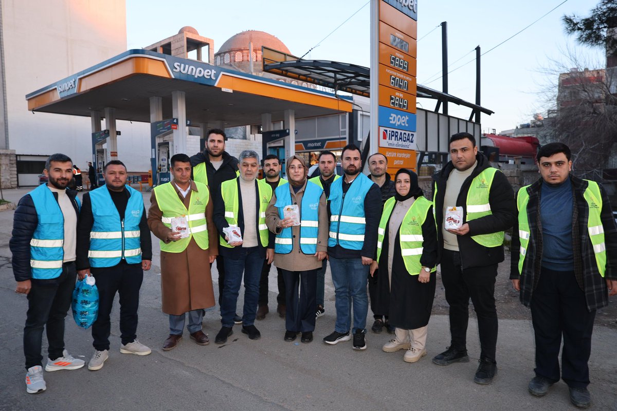 Viranşehir AK Gençliğimizle iftara 🤚🏻 kala 

İftara dakikalar kala eve yetişme telaşındaki vatandaşlarımıza İlçe Gençlik Kolları Başkanımız <a href="/sinanozdm1r63/">SİNAN ÖZDEMİR</a> ve yönetimimizle iftariyelik paketlerini dağıttık.  

Vatandaşlarımızla sokakta iftarı karşıladık. 

Her bir üyesi gücümüze