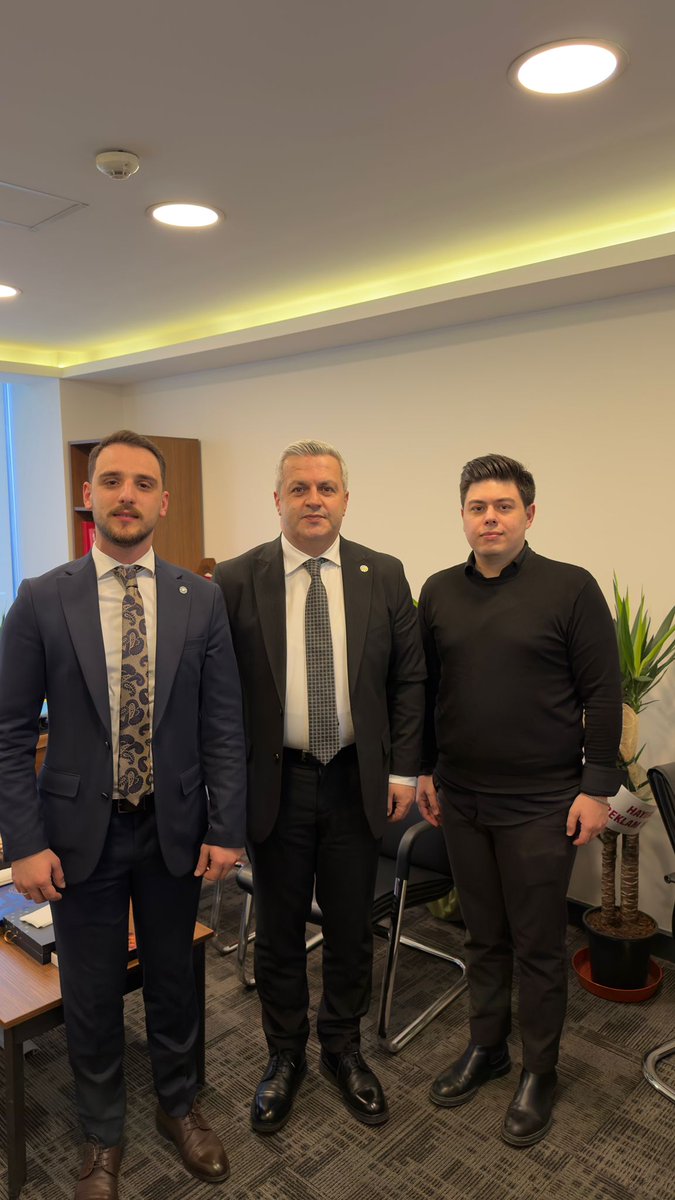 gulle_burak's tweet photo. Mudanya Gençlik Kolları Başkanımız Ahmet VAYCAN ile Genel Merkez ziyaretimizde GİK üyemiz, kıymetli başkanım Fatih DEMİRKOL'un misafiri olduk. Misafirperverliği ve hoş sohbeti dolayısıyla başkanımıza teşekkür ediyor, çalışmaların da başarılar diliyorum. https://t.co/5as1mEYZSI