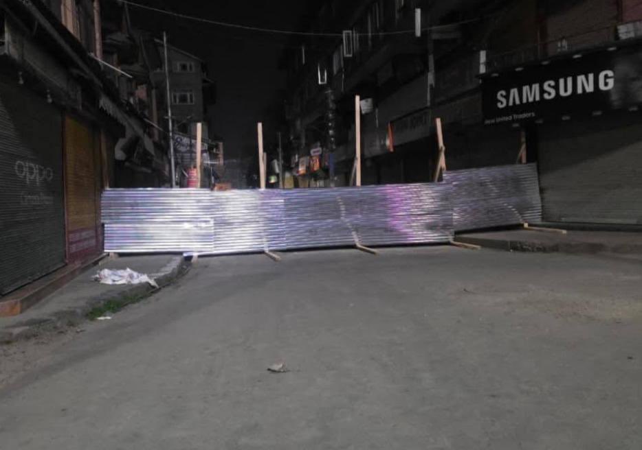 peernaveed031's tweet photo. Security forces install concertina wires, CGI sheets on city roads in Srinagar amid restrictions to maintain law and order https://t.co/JdZ55ZwJ6o