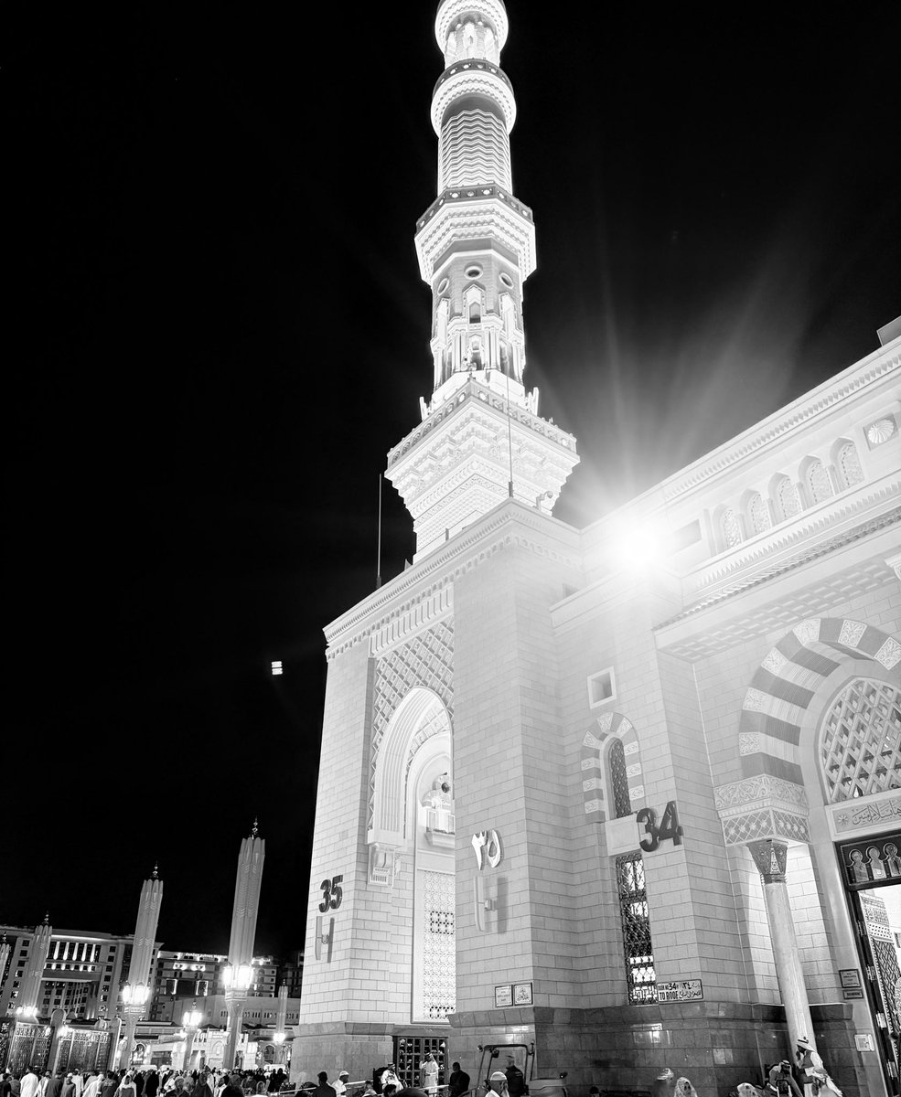 إنَّ الإيمانَ لَيَأْرِزُ إلى المَدِينَةِ كما تَأْرِزُ الحَيَّةُ إلى جُحْرِها