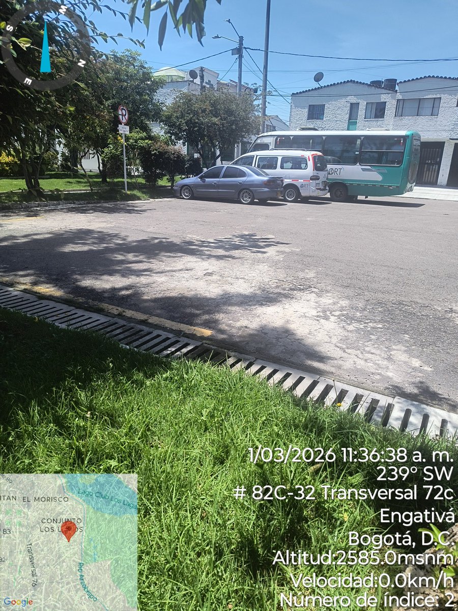 Hola <a href="/ClaudiaDiazAco1/">Claudia Díaz Acosta</a>  <a href="/SectorMovilidad/">Movilidad Bogotá</a>  <a href="/VictorHuertasP/">Víctor Hugo Huertas Prada</a> <a href="/Engativalcaldia/">Alcaldía Local de Engativá</a>  Carro azul hace 6 meses botado y tenemos 3 busetas y hasta una nevera en el volteadero para ambulancias, carros de bomberos. Necesario una pasadita. Gracias