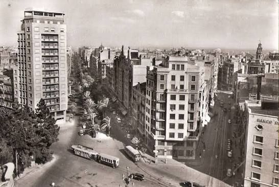 València, anys 1970. Confluència de l'avinguda José Antonio amb la Gran via Marqués del Túria. A la dreta s'hi albira el campanar de Sant Valer, a Russafa.