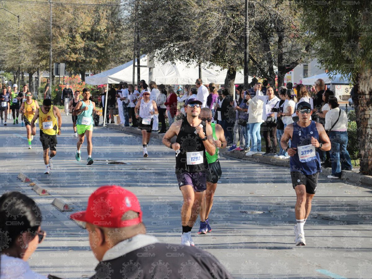 ElSoldeLaLaguna's tweet photo. 🏃Entre atletas y animadores, las calles de la Comarca Lagunera se llenaron de emoción durante el #MaratonLala 2026. ¿Reconoces a alguien? ¡Etiquétalo!
📸: Jorge Víctor García https://t.co/cmTlK0jnlc
