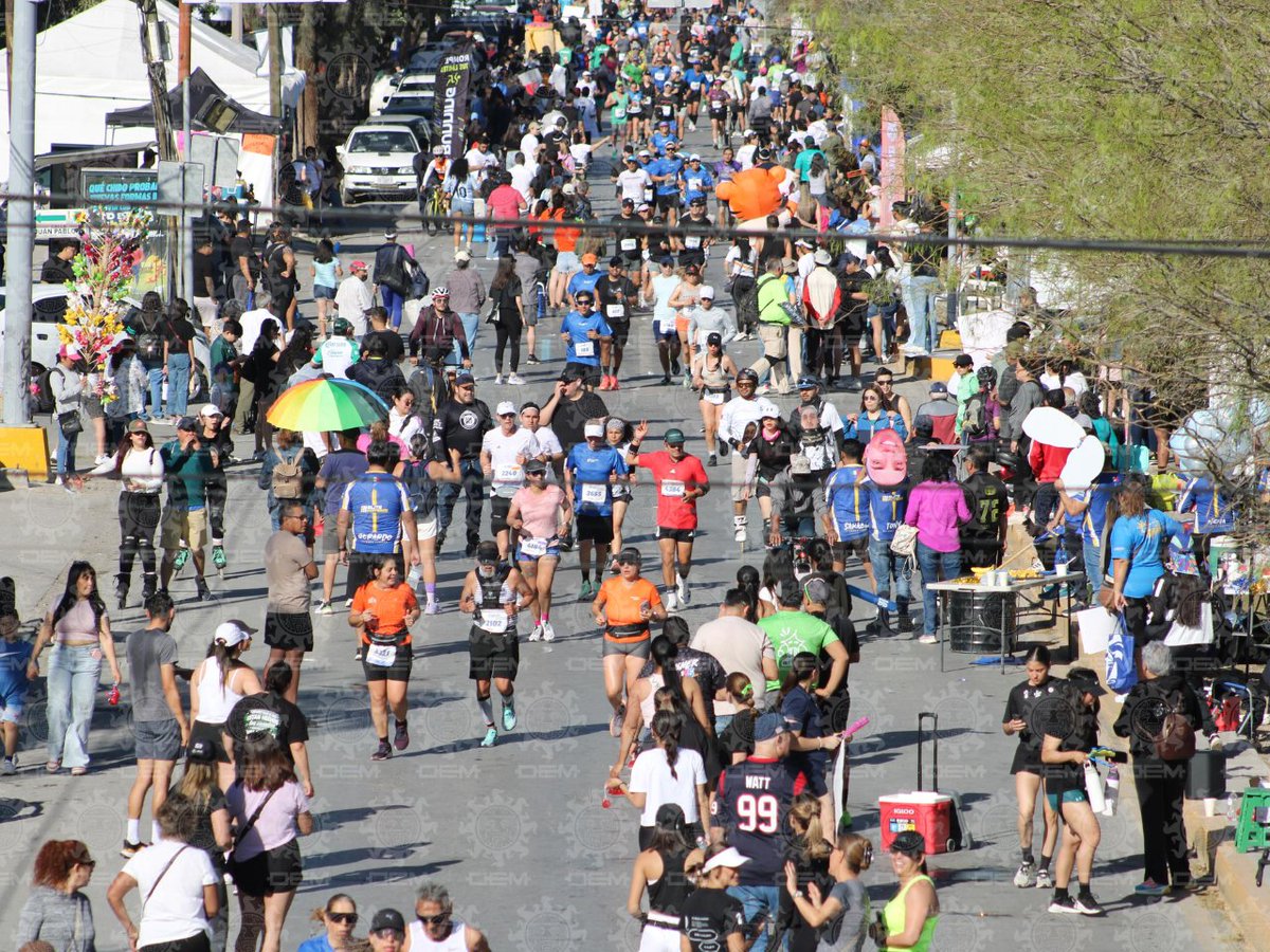 ElSoldeLaLaguna's tweet photo. 🏃Entre atletas y animadores, las calles de la Comarca Lagunera se llenaron de emoción durante el #MaratonLala 2026. ¿Reconoces a alguien? ¡Etiquétalo!
📸: Jorge Víctor García https://t.co/cmTlK0jnlc