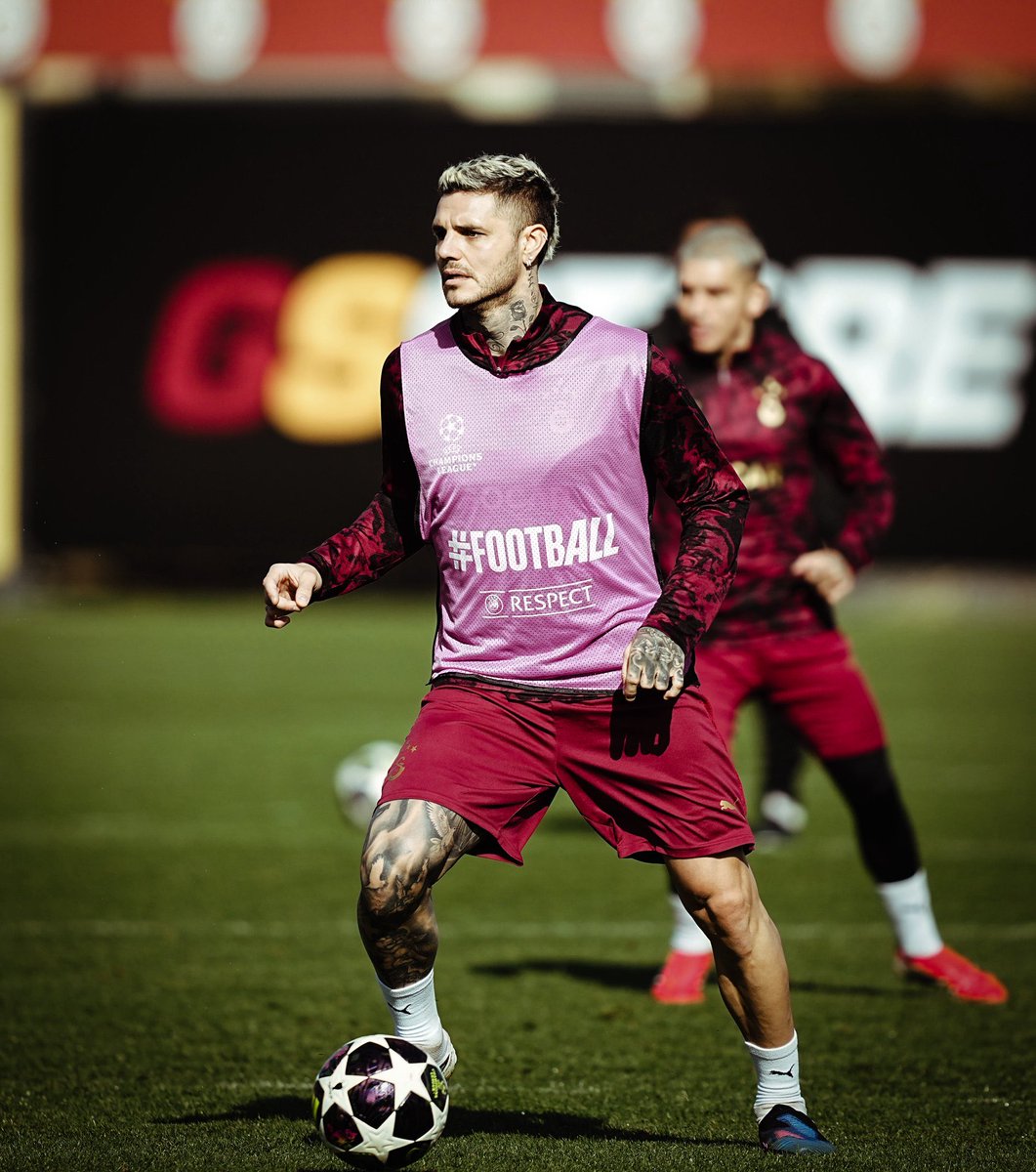 Öyle 2 maç pas alamasa 3. Maç gidecek mi acaba diye tereddüt ettirmez 
Uğradığı mobbinge rağmen taraftara ayıp olmasın diye  85ten sonra oyuna alınmasına bile ses etmez girer maç bitene kadar görevini yapar çıkar 
13üncüyken geldi şampiyon yaptı 
Doyan düşman oldu .