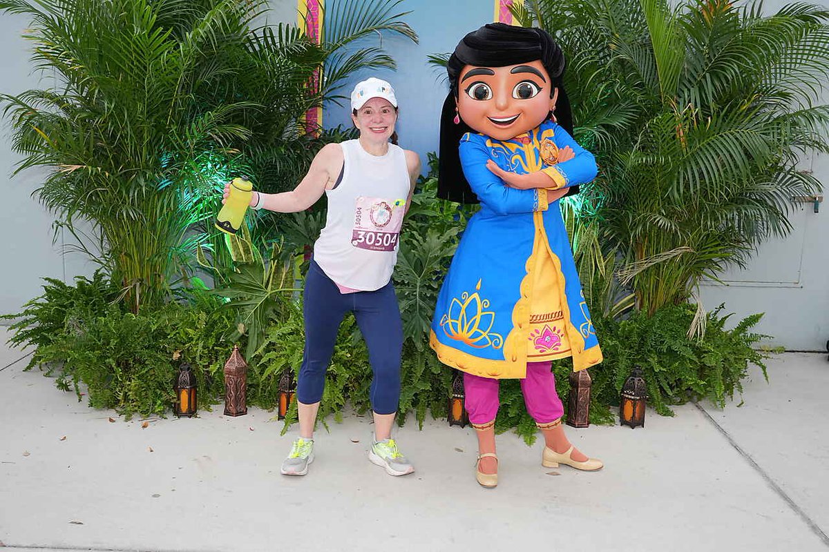 StephMaltzDC's tweet photo. Made a few quick character stops along the way @runDisney @WaltDisneyWorld #PrincessHalf #happyrunner #everymileismagic https://t.co/P9qrkEU2g3