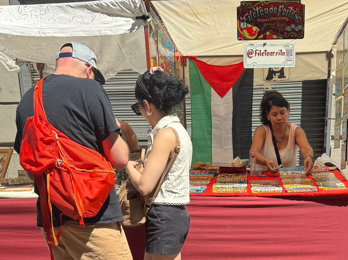 clauavruj's tweet photo. La expositora vecina a  ese puesto es judía y pide que la retire pues no se trata de una feria políticia sino cultural. Como respuesta es invitada a irse. Que no es su lugar. Es abucheada, insultada  a gritos antijudios y acusatarios, tambien por la  muchedumbre que se agolpa. https://t.co/9Zr7AibHIn