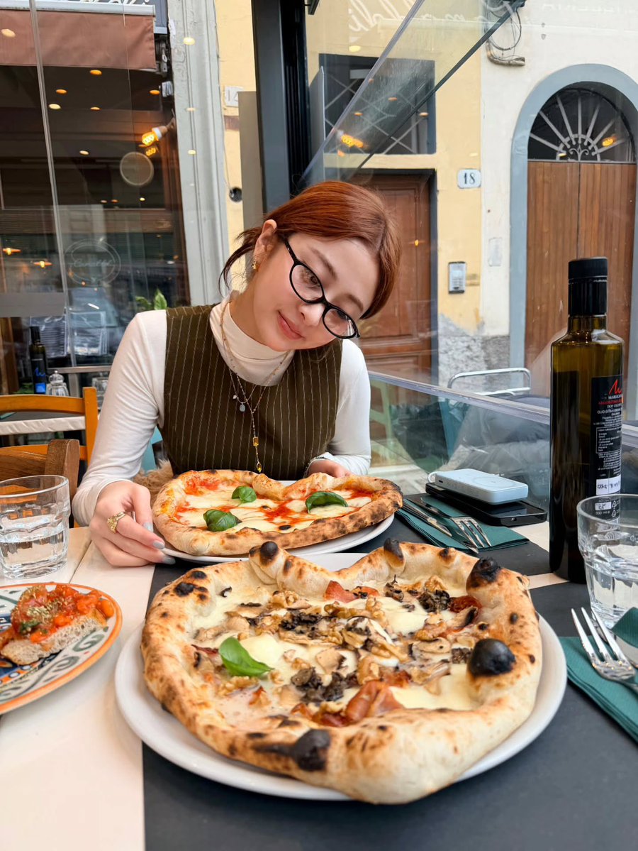 antimomoh12's tweet photo. Yunjin is having a great time in Italy 
#HUHYUNJIN #허윤진
#LE_SSERAFIM #르세라핌
#KAZUHA #Sakura #咲良 
#채원 #Chaewon #チェウォン 
#윤진 #Yunjin #ユンジン 
#카즈하 #Kazuha #カズハ 
#은채 #Eunchae #ウンチェ https://t.co/iqV958haVb