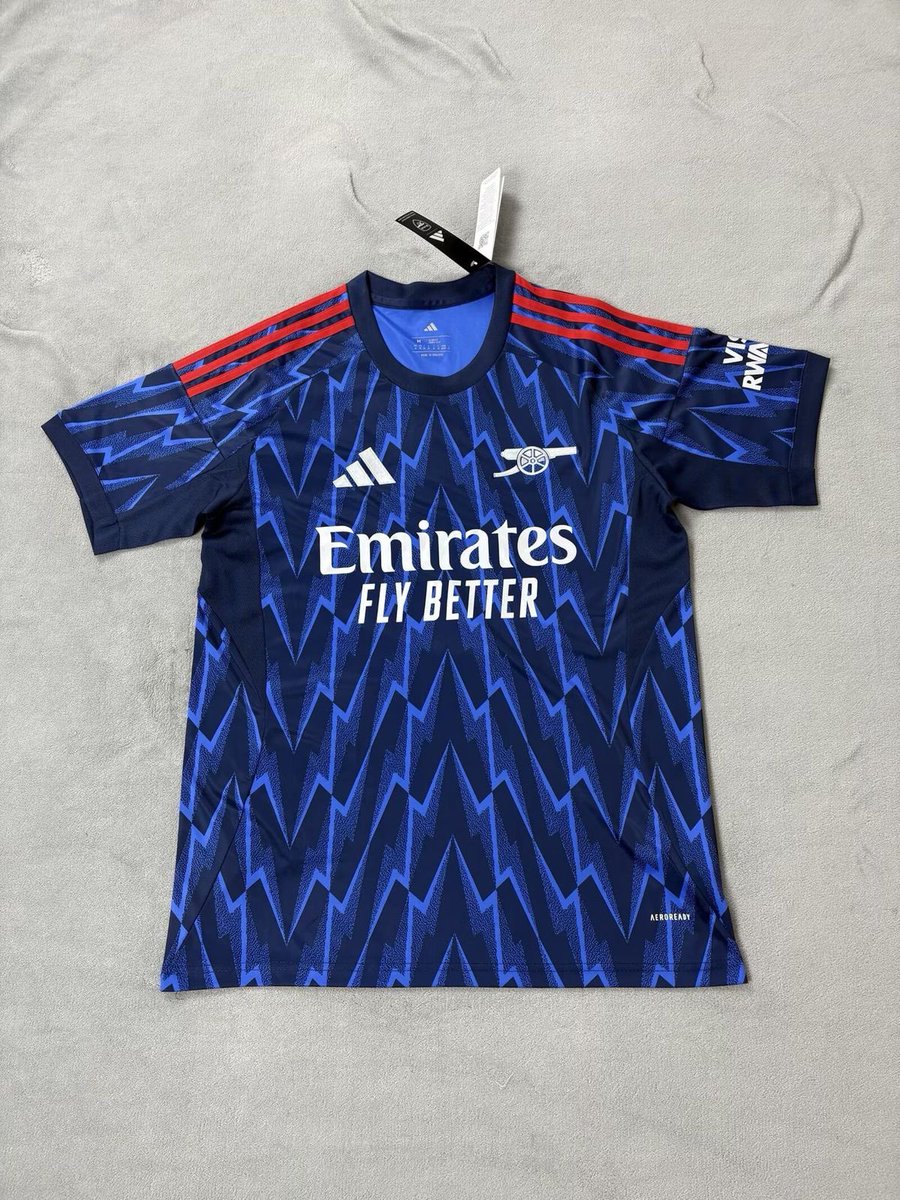 Hon_slim's tweet photo. North London vs West London 😮‍🔥

Who are you backing tonight?
🔴 Arsenal or 🔵 Chelsea?

Rep your club in style ⚽
DM to order.
#MUNCRY #ARSCHE https://t.co/Xi2FcJbTo8