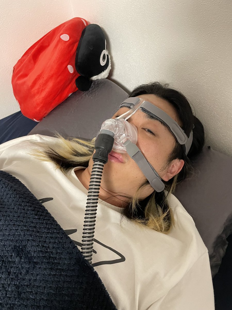 ベッド覗いたら顔面からホース生えてる化け物居た。