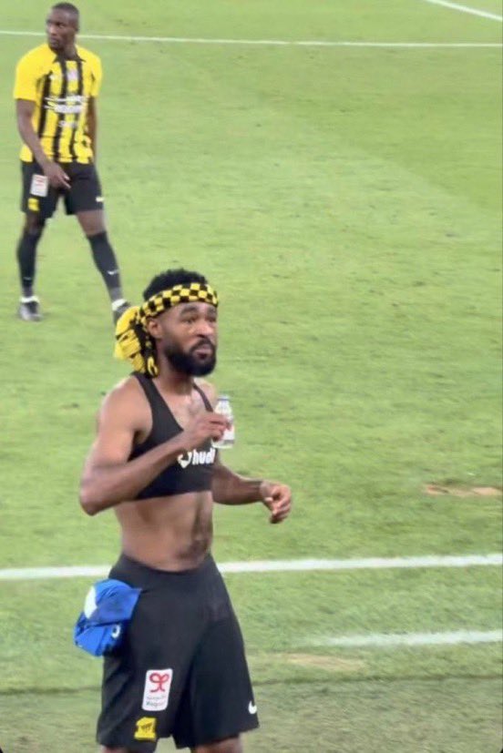 الخاين س ك كان خلف انتقال سعود عبدالحميد
والان فاوض الشنقيطي والعبود وكان خلف ان العبود ما يحضر التدريبات ويسوي مشاكل
لكن مهند الشنقيطي فضحه بالاسم والان تقدم الاتحاد بشكوى عليه هو وناديه
وباذن الله يتوقف ناديه عن التسجيل فترتين
وهو يتعاقب الخاين الي ما ظهره الا الاتحاد ولا احد