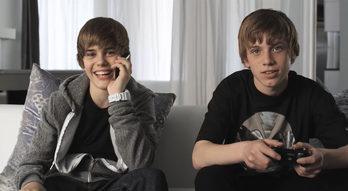 Eu quando sou o Justin Bieber e tenho uma das maiores estreias por um artista masculino na indústria musical com apenas 16 anos.