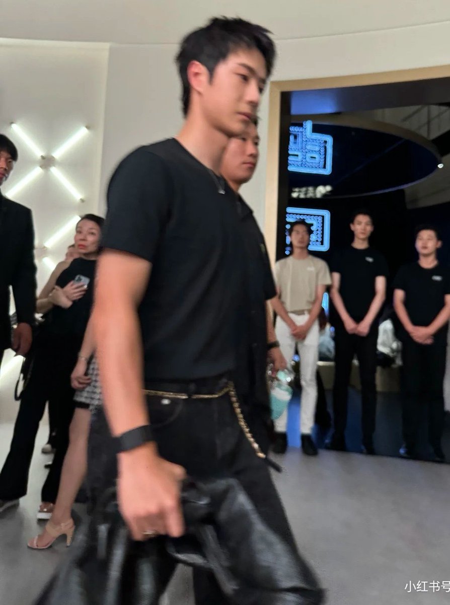 beezisbz's tweet photo. งงว่ะสังคม ใส่เสื้อดำละเขาเป้นไรกันไปหมด https://t.co/QF8xqIXPua