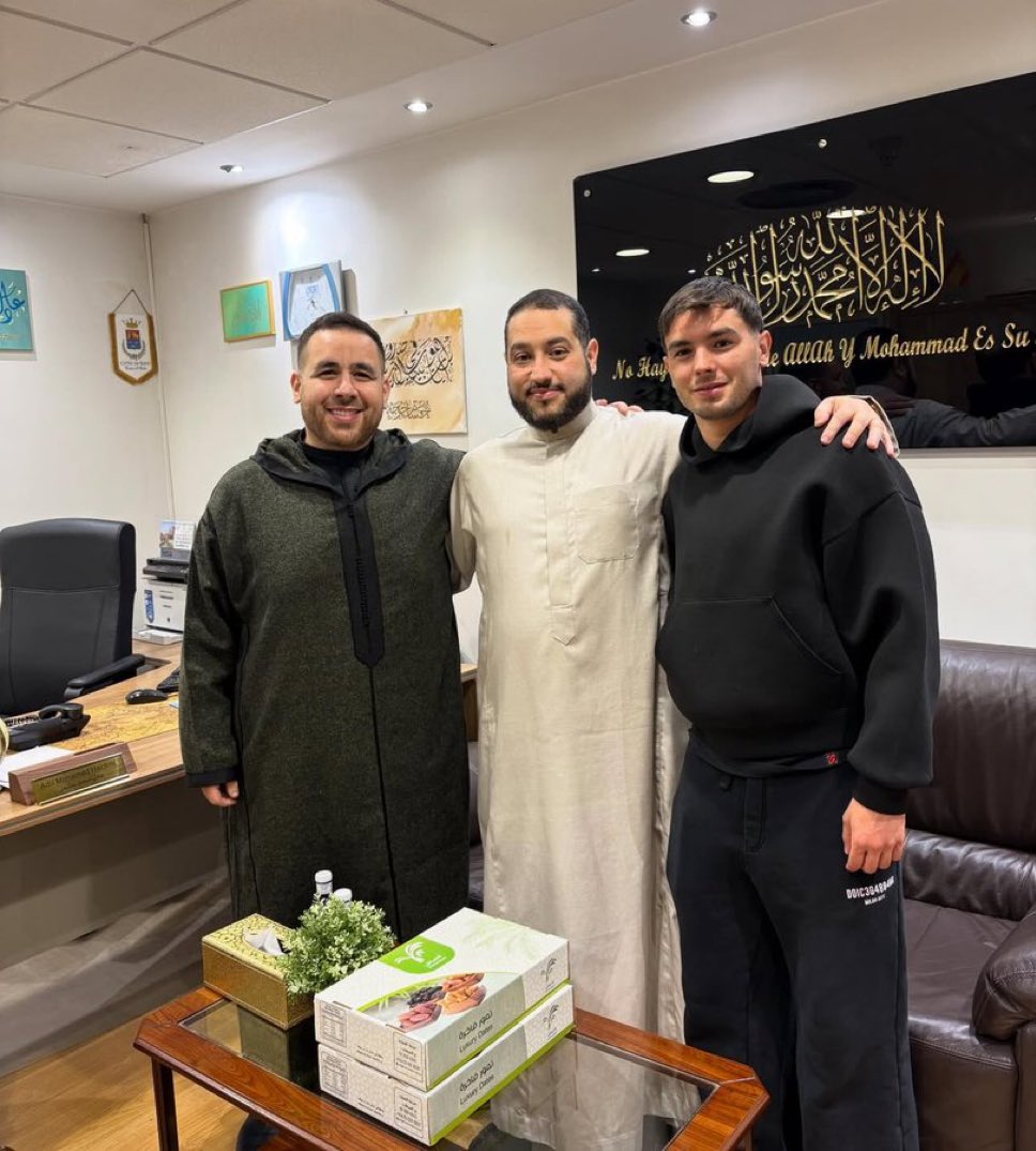LionTimes_'s tweet photo. 🚨𝗕𝗥𝗔𝗛𝗜𝗠 𝗗𝗜𝗔𝗭 est musulman.

L'imam de la grande mosquée de Madrid a confirmé qu’il a prié à ses côtés. 🤲

Qu’Allah le préserve. https://t.co/Xu0uz3t6qm