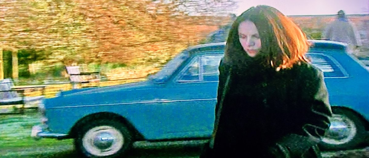 TvHeartbeat's tweet image. For #SideViewSunday; 
Dr Summerbee arriving back at the surgery…to face Bernie and Vernon and an apology, but do you remember the misunderstanding? 
#Heartbeat 🩵