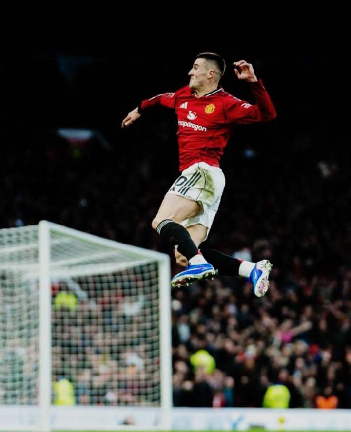 ronaldmugera912's tweet photo. Benjamin Sesko wins it for @ManUtd at Old Trafford
#MUFCs #MUNCRY https://t.co/VnamzgGjS6
