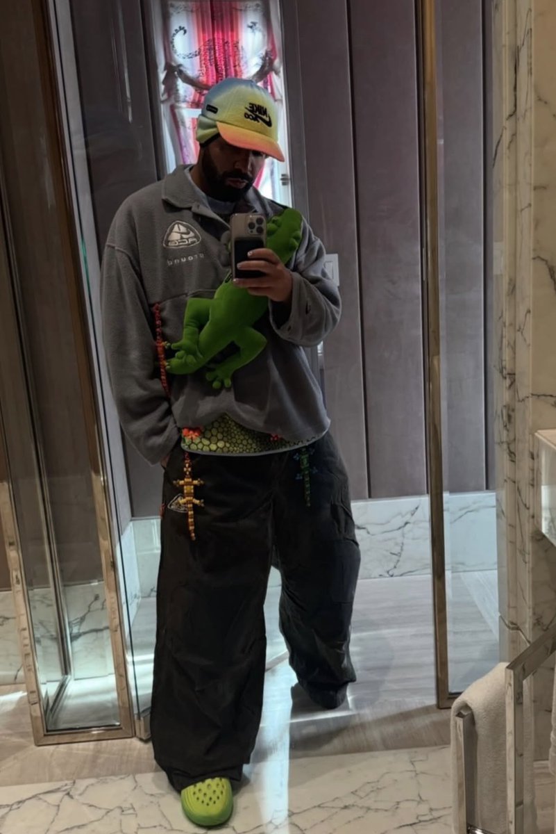 PopCrave's tweet photo. Drake in new photo. https://t.co/KSrbUX8CZh