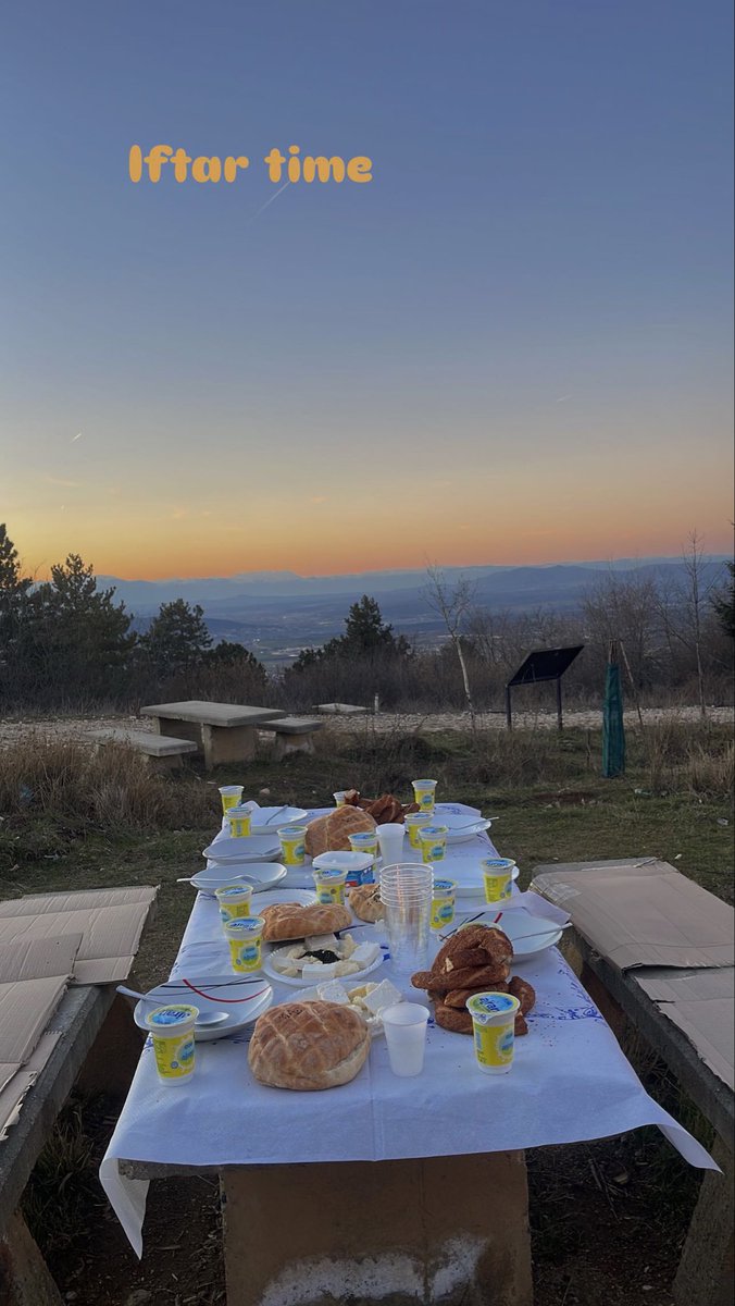 E cila pasuri ja kalon ksaj mirësie?

Iftari  aty ku zemrat afrohen dhe shpirti qetësohet. 🌙🤍