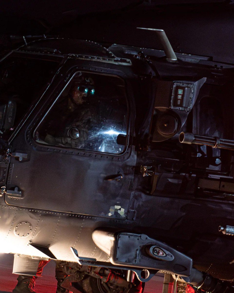 _ZonaTactica_'s tweet photo. 🇺🇸Un MH-60L DAP del 160th Special Operations Aviation Regiment ("Night Stalkers" configurado en plataforma de ataque directo, integrando armamento pesado y sensores para apoyo aéreo cercano. https://t.co/xnTWqJesbD