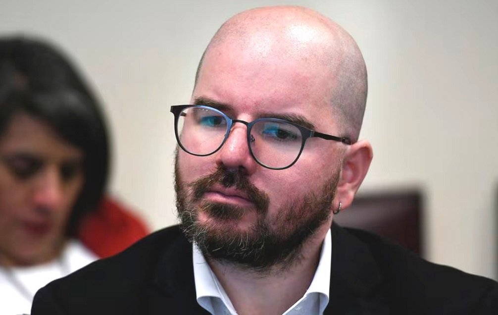 Agarran a chuchadas a Giorgio Jackson por MENTIR para celebrar las desastrosas cifras económicas de su gobierno gamba.cl/2026/03/giorgi…