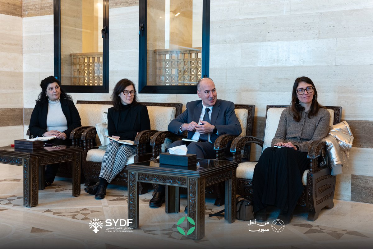 SYDF_Syria's tweet image. عقد صندوق التنمية السوري اجتماعاً تنسيقياً مع مفوضية اللاجئين #UNHCR لبحث دعم العودة الطوعية وتعزيز برامج التعافي المبكر داخل سوريا، إلى جانب تطوير مشاريع مشتركة للتوظيف والتدريب المهني، وتعزيز دور المراكز المجتمعية في تقديم خدمات الإرشاد والدعم الاجتماعي والصحي.