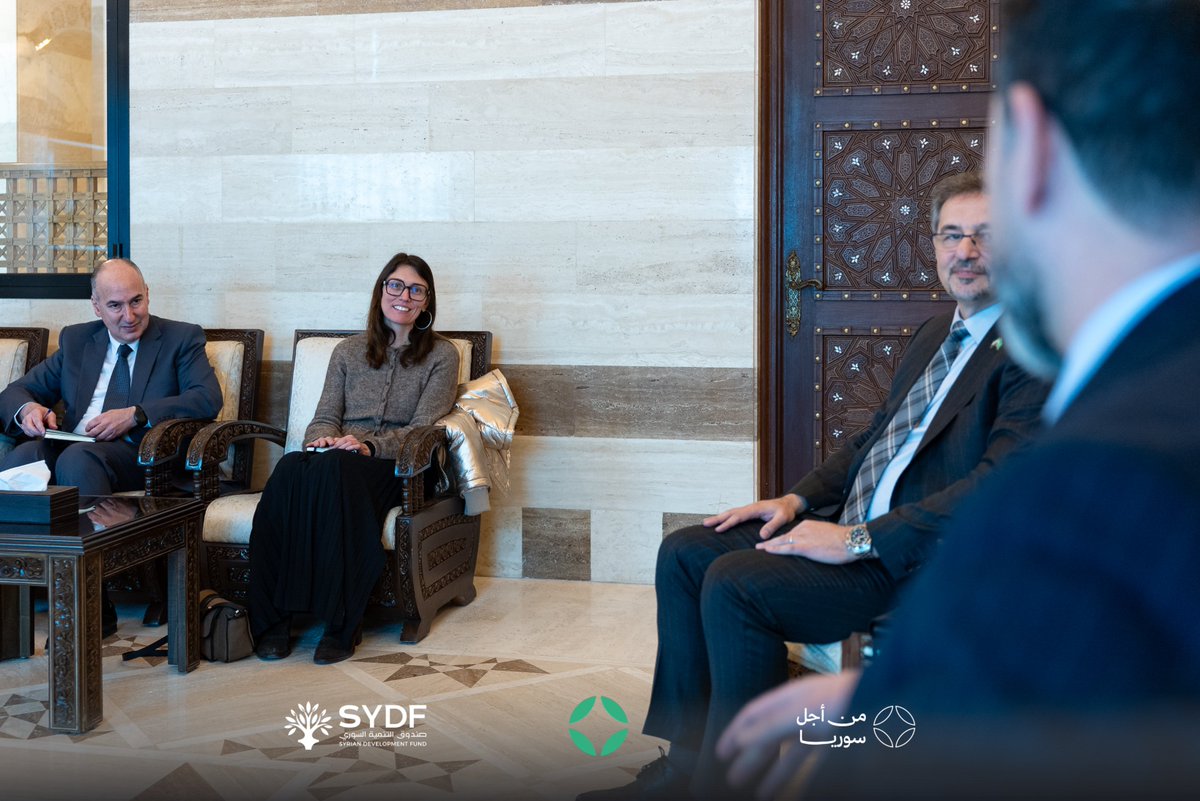 SYDF_Syria's tweet image. عقد صندوق التنمية السوري اجتماعاً تنسيقياً مع مفوضية اللاجئين #UNHCR لبحث دعم العودة الطوعية وتعزيز برامج التعافي المبكر داخل سوريا، إلى جانب تطوير مشاريع مشتركة للتوظيف والتدريب المهني، وتعزيز دور المراكز المجتمعية في تقديم خدمات الإرشاد والدعم الاجتماعي والصحي.