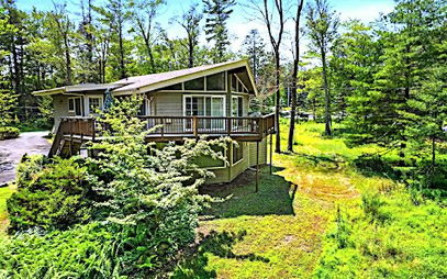 PoconoHFM's tweet photo. CAMELOT FOREST
4 BR, 3 BA, Two-Unit w 2 Car Garage perfectly set on just over an acre minutes to multiple ski areas and golf courses! Perfect for family getaway, guests, or rental flexibility!

Info at: https://t.co/s9I3ym2SJ6

#NASCAR #Knicks #Yankees #Phillies #Philadelphia #Penguins #Islanders #76ers #Pocono #newyorkcity #PGA  #realestateagent