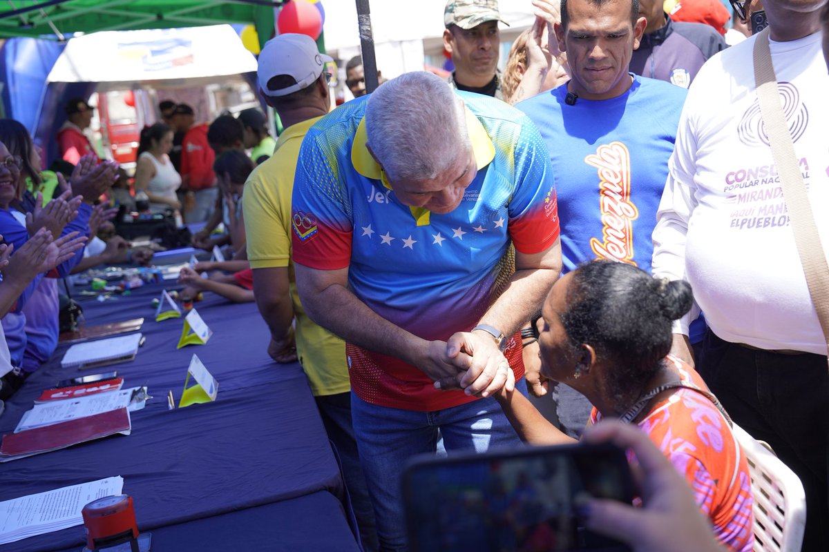 MinTrabajoVE's tweet photo. Ministro Eduardo Piñate junto al Alcalde Antonio Galindez, en jornada de atención social en la Comuna Robert Serra.​ Durante la actividad, autoridades y voceros revisaron los proyectos ejecutados y definieron las propuestas que irán a la Consulta Popular del próximo 8 de marzo. https://t.co/DoCNspyrns