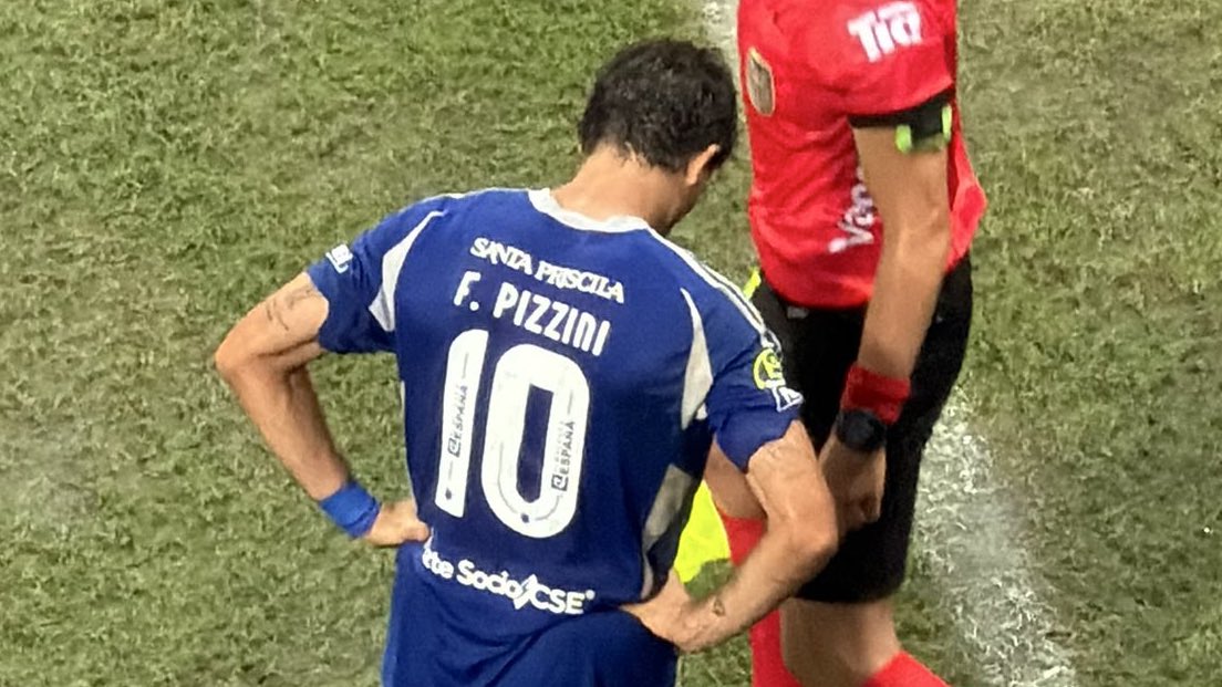 Rarosemena11's tweet photo. Este es mi resumen sobre la primera actuación de @CSEmelec ayer, en su empate 1 × 1 ante @DelfinSC.

Emelec fue un equipo en el 1T de menos a más, mientras que en el 2T de más a menos. ¿Por qué? En la etapa inicial le tomó tiempo asimilar sus constantes ajustes tácticos y posicionales, por momentos defendiendo con línea de 4 y en otros se estructuraba con línea de 3. El hombre que, en principio, determinaba esa alternancia era Leguizamón, sin embargo, inclusive hubo tramos en los que fue hasta Griffith quien asumió esa referencia estructural. Esa rotación (no solo en nombres, sino en responsabilidades) refleja la cantidad de variantes que intentó aplicar Vicente Sánchez y explica, en parte, la dificultad para encontrar sincronización inmediata.

En medio de esas modificaciones permanentes, a los carrileros Romario Caicedo e Ignacio Guerrico les costó entrar en ritmo e involucrarse con naturalidad. Las demás individualidades tardaron en activarse, pero con el correr de los minutos comenzaron a elevar su nivel León, Pizzini, Bolaños y Klimowicz. El resto tuvo un rendimiento correcto, sin puntos bajos marcados, aunque es debatible la función de Leguizamón cuando actuó como pivote posicional.

También es justo destacar que Delfín fue un rival muy exigente, ordenado defensivamente y disciplinado tácticamente.

En el segundo tiempo, Emelec abrió el marcador en buen momento, pero entre el impacto del gol, el ingreso de Nápoli, los minutos a media máquina de Klimowicz por su lesión y el ingreso de la Yoya, el equipo perdió intensidad, fluidez y ritmo competitivo. Delfín ajustó mejor con las entradas de Mejía y Rotatti, que le dieron mayor profundidad. Emelec no se replegó tras el 1-0 y quedó expuesto en transición, cometiendo errores puntuales en salida y así llegó el empate. Luego, la expulsión de Segura condicionó el cierre y el equipo terminó sosteniendo el resultado más con voluntad que con control.

Nada de esto debe interpretarse como alarmante, pues fue el primer partido oficial, con público, de este 2026, y apenas el jueves el plantel completo trabajó por primera vez junto. Es lógico que, con tantas variantes nuevas, el proceso de ajuste requiera tiempo.