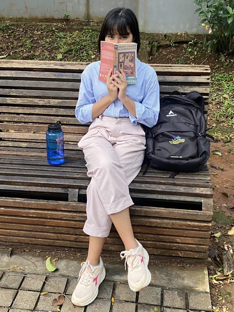 _nomeames's tweet photo. lagi ga pengen baca, katanya. tapi kusuruh baca keluarga m dari orang-orang bloomington dan dia memutuskan untuk pinjam dan bawa pulang https://t.co/sZAlEDMJyj
