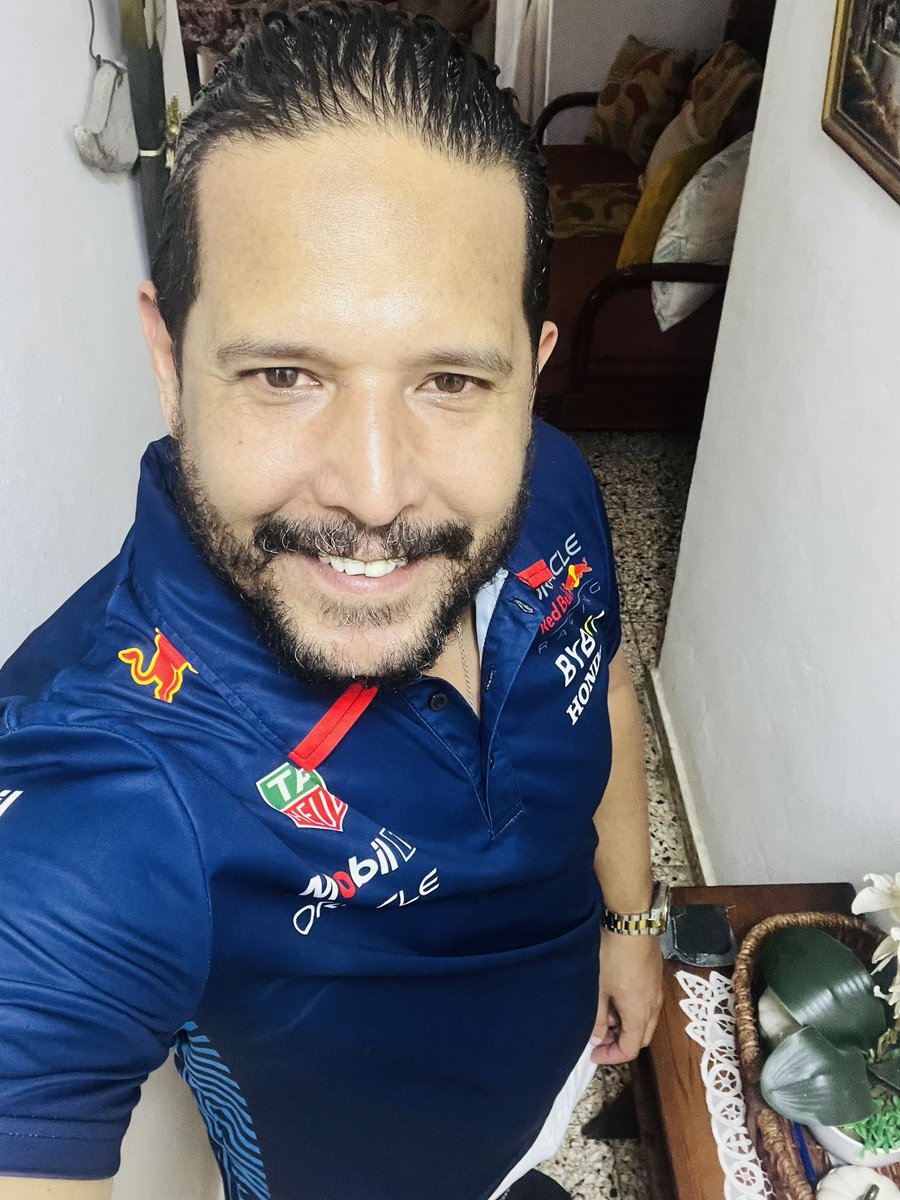 DimasBeard's tweet photo. «Sonríe siempre, la vida
es una carrera que vale la pena ganar…» #FelizDomingo🌎
#DiosBendice🙏🏼🙌🏼👏🏼🙇🏻♂️
#RedBullRacing 🏎️🔥 #OracleRedBull🐂💙 #GivesYouWings 🪽🔴 #SonrieSiempre 😁✨
#VidaEnCarrera 🏁🚀
#RD🇩🇴💪
#SantoDomingo 🌴🏙️
#MotivacionDiaria 🔥💪#BuenaEnergia ⚡😎
#RacingVibes 🏎️🌟
#Azulito💙🔵 #RD 🇩🇴🔵💙
#SiguemeYTeSigo 🔁🤝 #SeGuiMos✌🏼🧔🏻