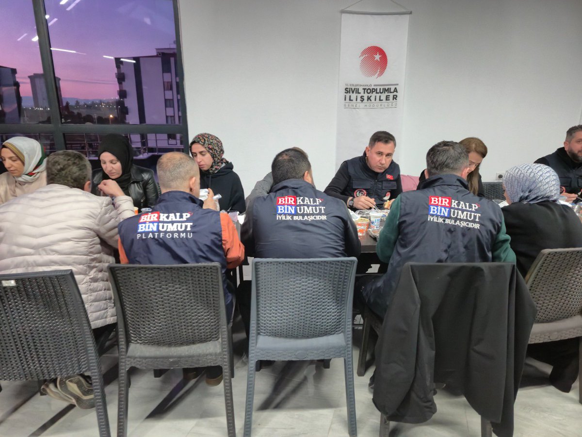 batmanvaliligi's tweet photo. Sivil Toplum Kuruluşları İftar Programında Bir Araya Geldi

Batman’da faaliyet gösteren insani yardım alanındaki Sivil Toplum Kuruluşları (STK), Ramazan ayı dolayısıyla düzenlenen iftar programında buluştu. Sivil Toplum Merkezi’nde (STM) gerçekleştirilen programa il  protokolü ve çok sayıda STK temsilcisi katıldı.

Program, Batman İl Müftüsü tarafından okunan Kur’an-ı Kerim tilaveti ile başladı. Ramazan ayının manevi atmosferinde gerçekleştirilen tilavetin ardından davetliler hep birlikte iftar yaptı.

İftar sonrasında konuşan Vali Yardımcısı  Ekrem Güngör, Ramazan ayının birlik, beraberlik ve dayanışma duygularını güçlendirdiğini belirterek, insani yardım faaliyetlerinin toplumsal dayanışmanın en somut örneklerinden biri olduğunu ifade etti. Kamu kurumları ile sivil toplum kuruluşları arasındaki iş birliğinin önemine dikkat çeken Güngör, özveriyle çalışan tüm STK temsilcilerine teşekkür etti.

Programın sonunda söz alan STK temsilcileri ise sivil toplum çalışmalarına desteklerinden  dolayı Valimiz  Ekrem Canalp’e teşekkürlerini iletti.